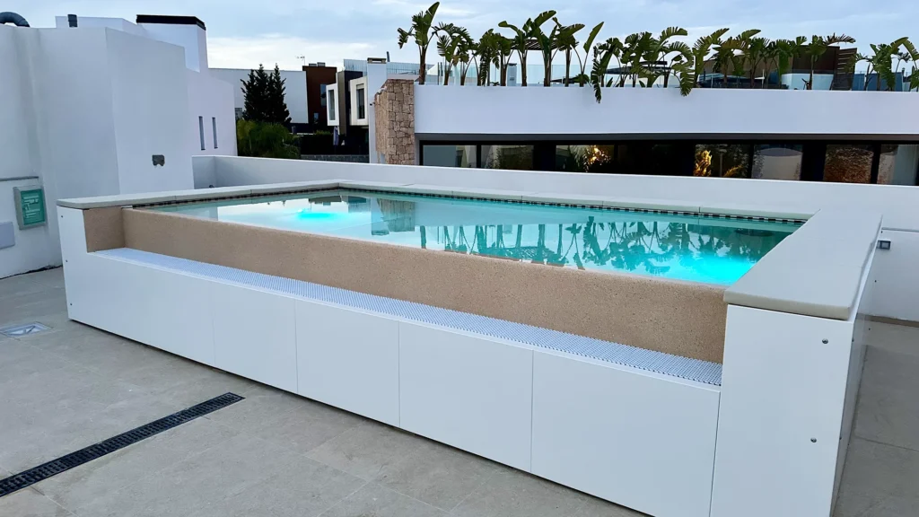 Dettaglio Piscina Linea Laghetto su balcone