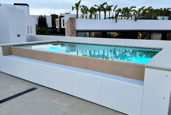 Dettaglio Piscina Linea Laghetto su balcone