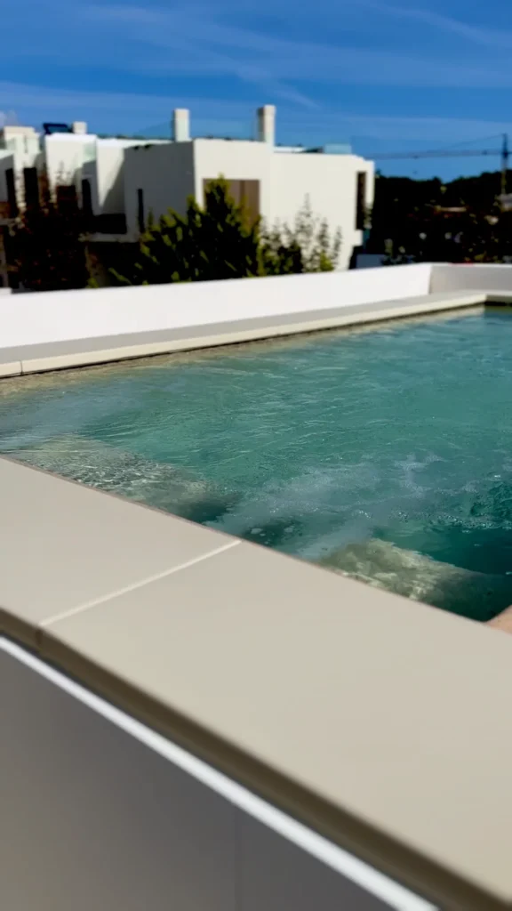 Dettaglio Piscina Linea Laghetto su balcone Dettaglio Piscina Linea Laghetto su balcone
