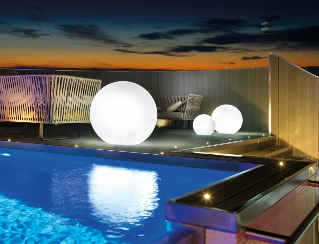 Sfere Luminose in polietilene a bordo piscina Sfere Luminose in polietilene a bordo piscina