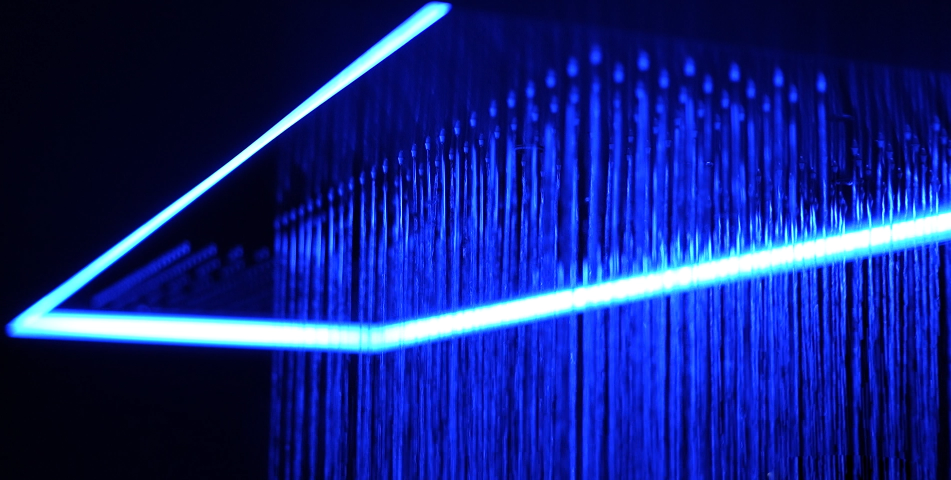 Doccia emozionale con luci di colore blu