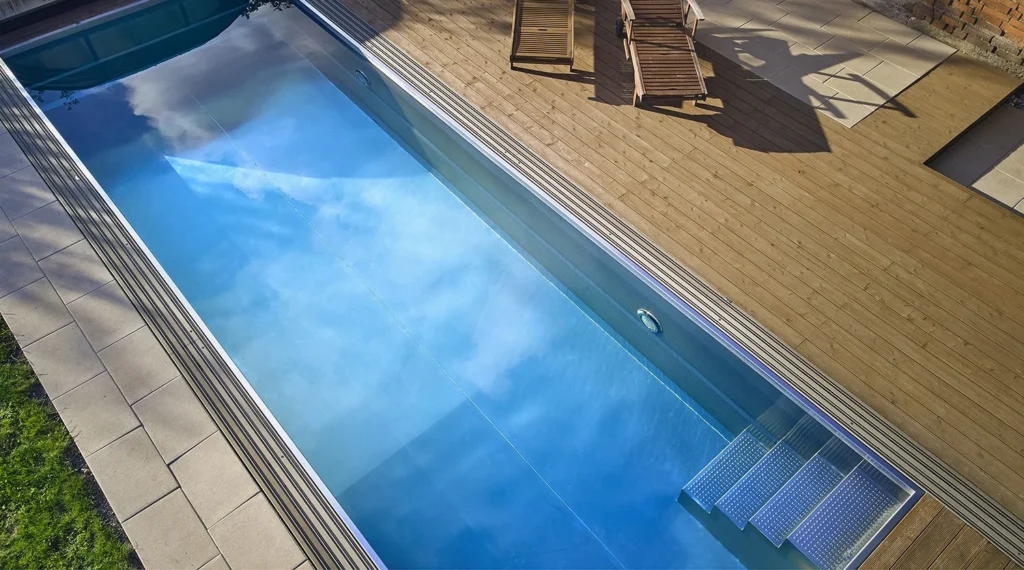 Piscina in acciaio inox vista dall'alto Piscina in acciaio inox vista dall'alto